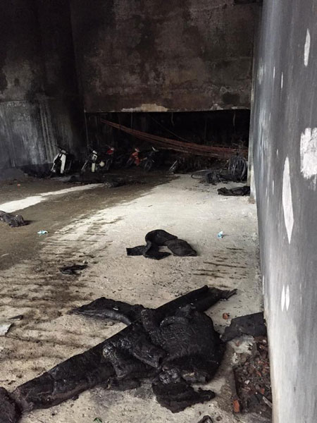 
Xe máy cháy trong hầm chung cư khu đô thị Xa La. Ảnh: Thúy Nguyễn
