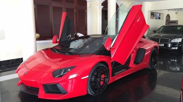 
Siêu xe Lamborghini Aventador được trưng bày tại tầng 1 trong nhà riêng của chủ showroom. Ảnh: Facebook
