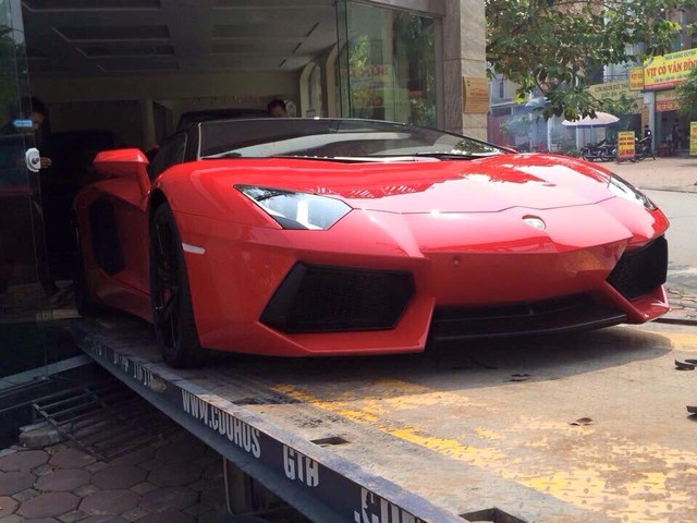
Chiếc siêu xe Lamborghini Aventador Roadster được chuyển lên xe cứu hộ để đưa đi đăng kiểm vào chiều hôm qua. Ảnh: Nguyễn Thu Hiền
