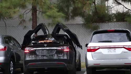
Cửa cửa Tesla Model X có thể mở lên dù bị kẹp sát giữa hai xe.
