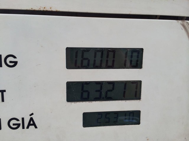 
Lượng xăng và số tiền hiện trên cây xăng.
