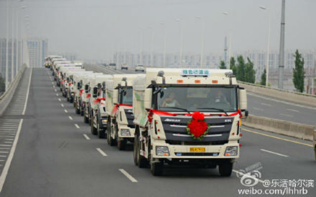 
Dàn 36 xe tải thân thiện với môi trường đi đón dâu tại Hắc Long Giang.
