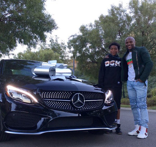 
Võ sỹ triệu phú và cậu con trai 16 tuổi đứng bên chiếc Mercedes-Benz C450 AMG 2016.
