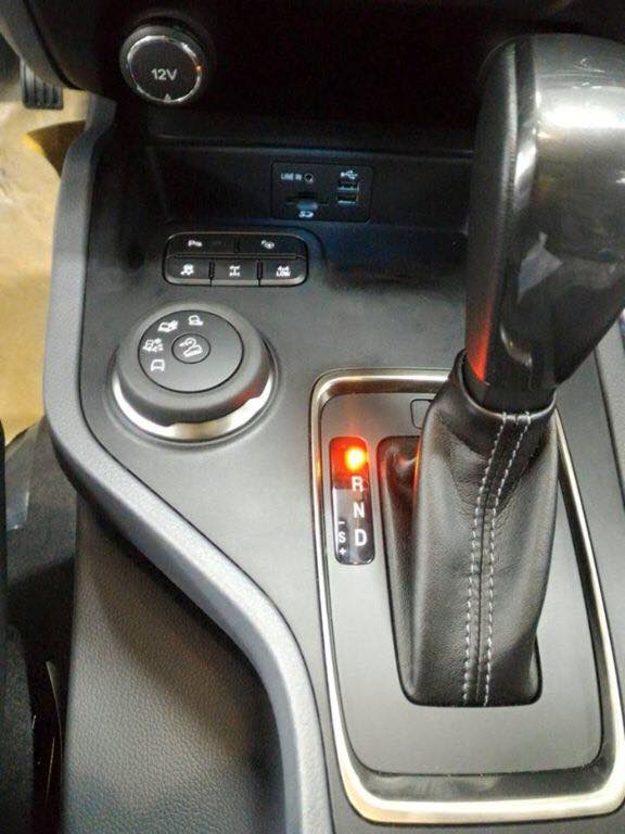 Khu vực cần số của Ford Everest thế hệ mới.