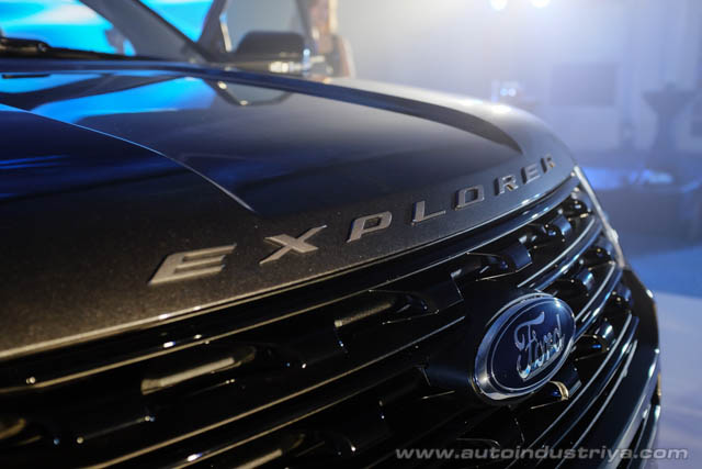 
Ngoài ra, Ford Explorer Sport 2016 còn được trang bị lưới tản nhiệt tinh tế màu đen bóng và đẹp mắt hơn phiên bản cũ. Bên cạnh đó là cản va trước tái thiết kế, hốc gió bổ sung bên dưới lưới tản nhiệt và đèn sương mù hình chữ C hay vì hình tròn như trước.
