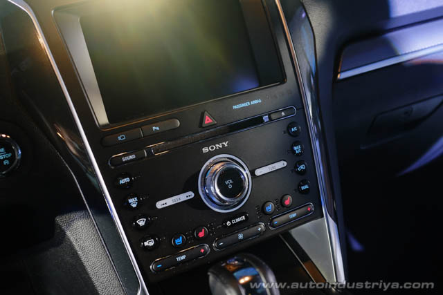 
Đó là còn chưa kể đến gói cải thiện âm thanh với bệ đỡ động cơ mới giúp giảm tình trạng rung. Thiết kế này giúp người ngồi trong Ford Explorer Sport 2016 có thể thoải mái nghe nhạc từ hệ thống âm thanh 12 loa và 1 loa trầm.
