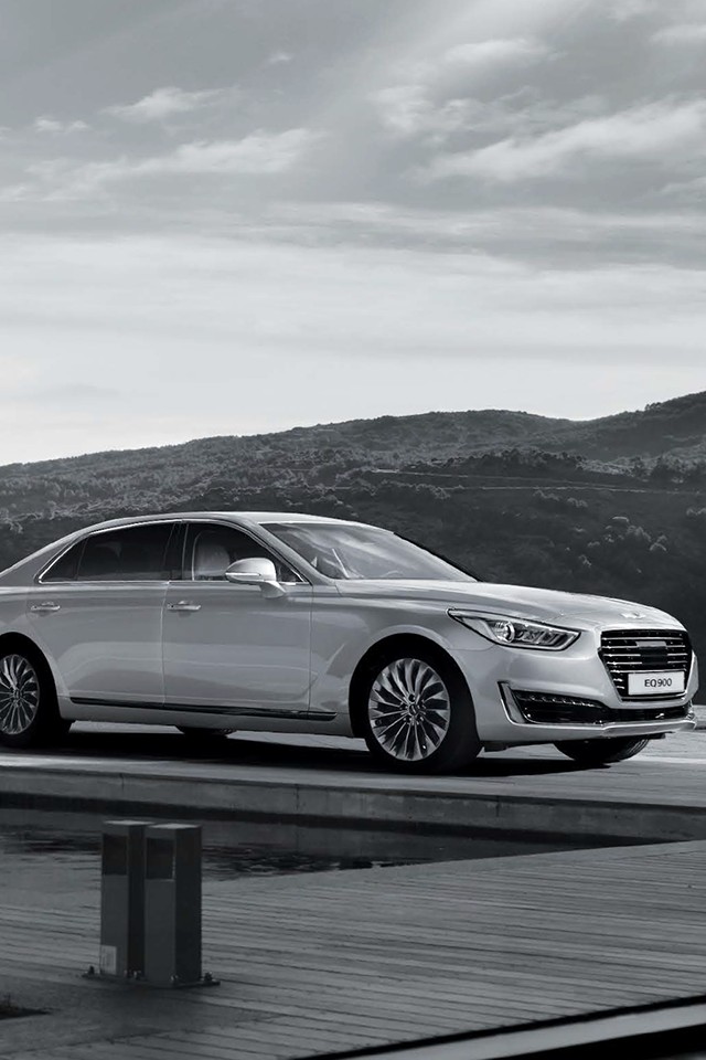 
Tại thị trường Hàn Quốc, Genesis G90 sử dụng 3 loại động cơ là Lambda V6 GDi, dung tích 3,8 lít, V6 T-GDi, dung tích 3,3 lít và Tau V8, dung tích 5.0 lít.
