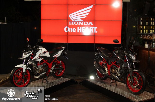 
Ngoài ra, Honda CB150R StreetFire Limited Edition có 2 phiên bản màu khác nhau là trắng và đen.

