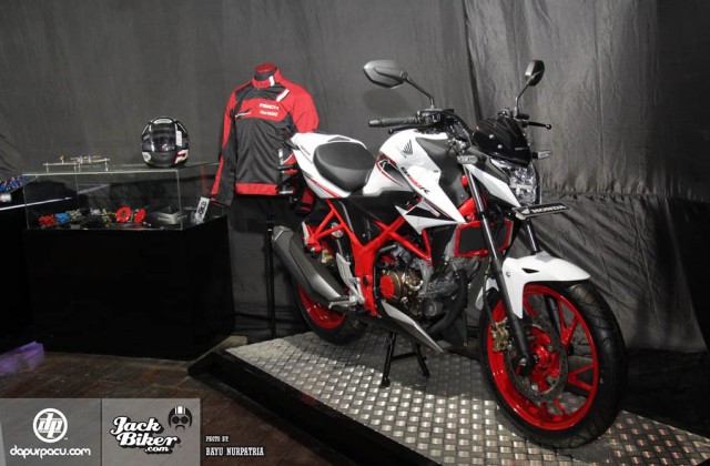 
Tại thị trường Indonesia, Honda CB150R StreetFire Limited Edition mới có giá khởi điểm 26,4 triệu Rupiah, tương đương 42,3 triệu Đồng. So với xe tiêu chuẩn, Honda CB150R StreetFire Limited Edition chỉ đắt hơn 104.800 Rupiah, tương đương 168.000 Đồng.
