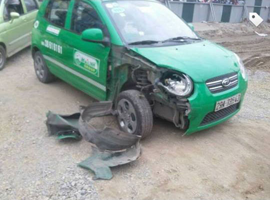 
Chiếc taxi Mai Linh bị hư hỏng nặng.
