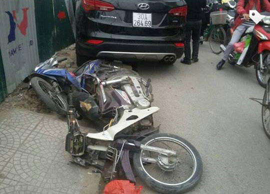 
Hai chiếc xe máy nằm ngổn ngang tại hiện trường vụ tai nạn.
