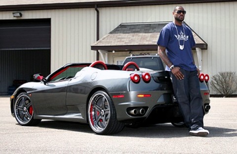 
Cầu thủ bóng rổ LeBron James và chiếc siêu xe Ferrari F430 Spider độ.
