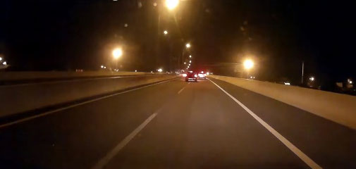 
Hai ô tô cùng phanh lại khi gặp chiếc xe chạy ngược chiều. Ảnh chụp màn hình

