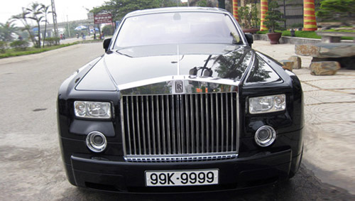 
Chiếc Rolls-Royce Phantom đeo biển số tứ quý 9 được cho là của Minh sâm.
