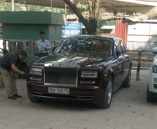 
Chiếc Rolls-Royce Phantom Oriental Sun độc nhất thế giới của ông Thản. Ảnh: Otofun
