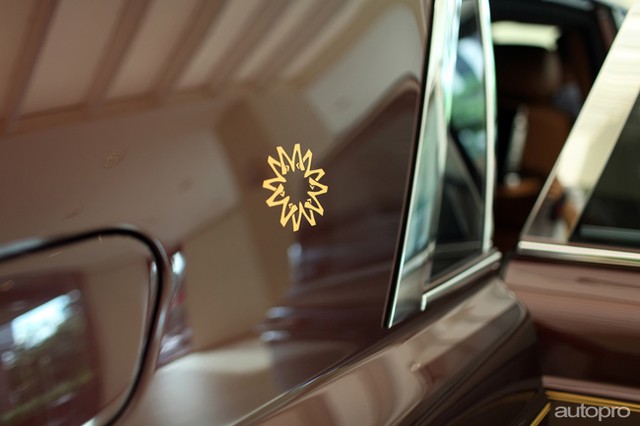 
Biểu tượng mặt trời trên chiếc Rolls-Royce Phantom Oriental Sun.
