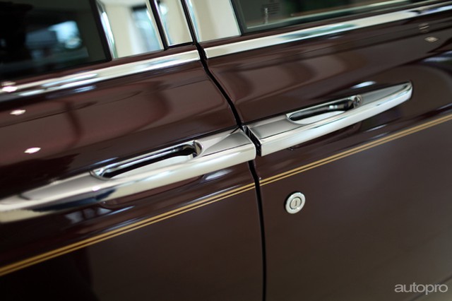 
Cửa bản lề ngược, đặc sản của dòng xe Rolls-Royce Phantom.
