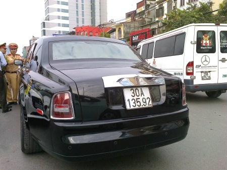 
Chiếc Rolls-Royce Phantom rồng từ màu đen..
