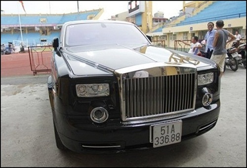 
Chiếc Rolls-Royce Phantom Rồng của bầu Kiên tại sân vận động Hàng Đẫy.

