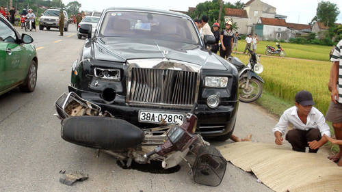 
Hiện trường vụ tai nạn của chiếc Rolls-Royce Phantom Rồng.
