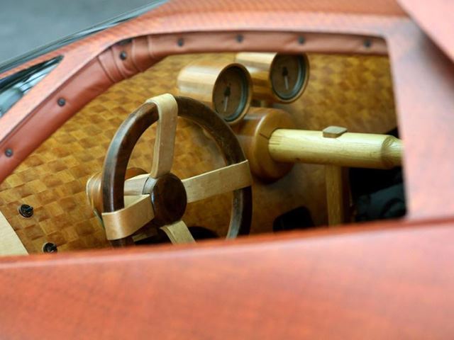 
Hệ thống treo cũng được cấu tạo từ các bộ phận bằng gỗ. Xe được trang bị các lò xo túi khí tùy chỉnh độ cao và giảm sốc tùy chỉnh.
