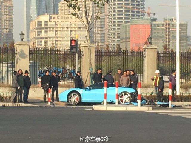 
Theo trang tin Oriental Daily, vụ tai nạn xảy ra vào khoảng 8 giờ 30 sáng trên đại lộ Expo Avenue. Nguyên nhân được xác định ban đầu là do người điều khiển chiếc siêu xe Ferrari 458 màu xanh ngọc bị mất lái.
