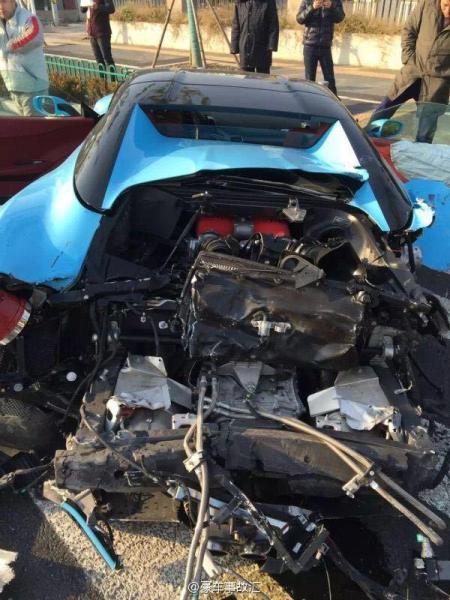 
May mắn thay, người cầm lái chiếc siêu xe Ferrari 458 là một thiếu gia không hề bị thương. Trong khi đó, chiếc siêu xe màu xanh ngọc bị hư hỏng nặng. Tại hiện trường vụ tai nạn, phần đuôi của chiếc siêu xe Ferrari 458 bị hư hỏng hoàn toàn, lộ cả động cơ bên trong.

