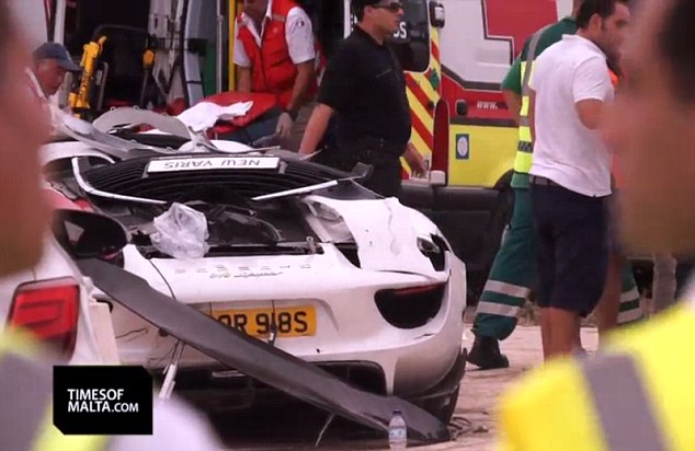 
Chiếc Porsche 918 Spyder của triệu phú Bailey tại hiện trường vụ tai nạn.
