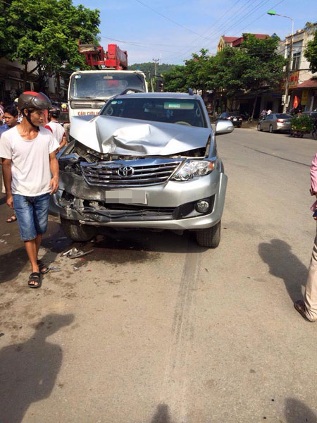 Chiếc Toyota Fortuner bị vạ lây. Ảnh: Thang Cao/Otofun