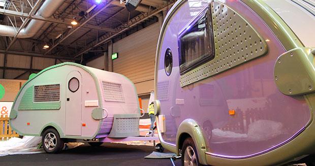 Chiếc caravan bằng Lego nằm cạnh xe thật tại triển lãm Motorhome & Caravan 2015.