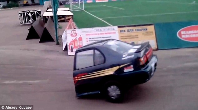 Phần đuôi xe bị bỏ lại.