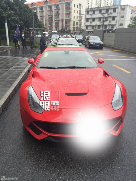 Siêu xe Ferrari F12 Berlinetta đỏ rực...