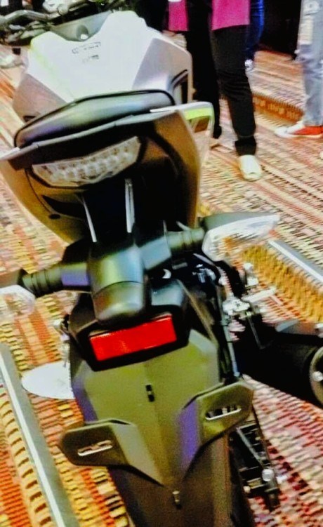 Dự đoán, Yamaha MT-15 sẽ có ít nhất 3 phiên bản màu là đen-đỏ, đen-xanh và bạc-xanh. Xe sẽ có mặt trên thị trường Thái Lan đầu tiên, sau đó đến Indonesia.