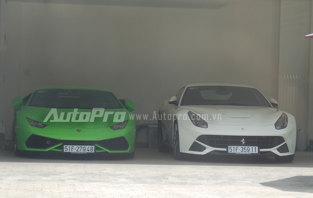
Cặp đôi siêu xe Lamborghini Huracan và Ferrari F12 Berlinetta của gia đình Phan Thành.
