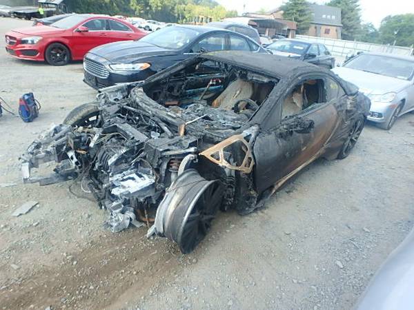 Đầu xe bị cháy rụi hoàn toàn nên rất khó nhận biết đây là chiếc BMW i8.