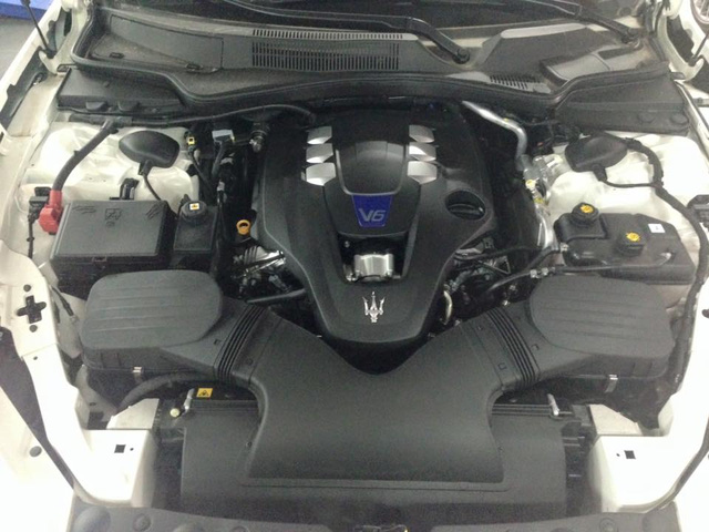 
Maserati Ghibli tiêu chuẩn sử dụng động cơ V6, Twin Turbo, dung tích 3.0 lít, sản sinh công suất tối đa 325 mã lực tại vòng tua máy 5.000 vòng/phút và mô-men xoắn cực đại 500 Nm. Sức mạnh được truyền tới bánh sau thông qua hộp số tự động 8 cấp. Xe mất 5,6 giây để tăng tốc từ 0-100 km/h trước khi đạt tốc độ tối đa 263 km/h.
