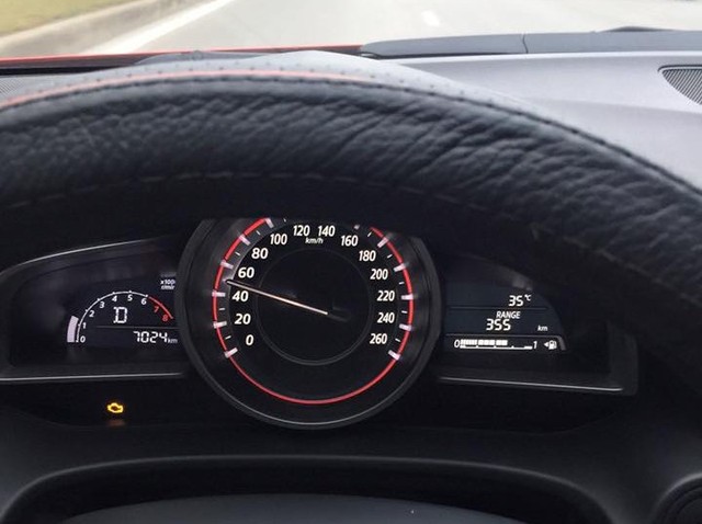 
Đèn check engine trong Mazda3 đời mới tại Việt Nam bật sáng. Ảnh: Tiến Nguyễn
