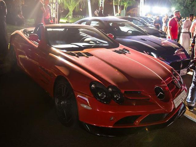 
Mercedes SLR trong bộ áo đỏ nhám.
