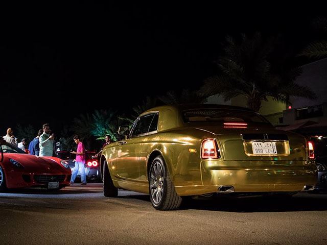 Rolls-Royce Phamtom vàng lá bên cạnh là siêu ngựa Ferrrai 599 GTB.