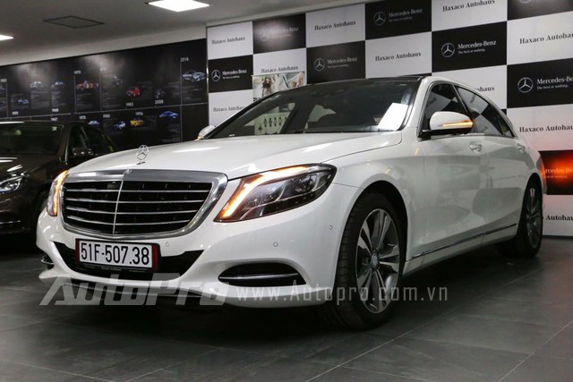 
Cường Đô-la mua chiếc S500L tại một showroom MercedesBenz chính hãng ở Sài Gòn
