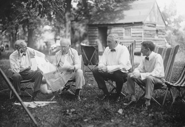 Henry Ford (ngoài cùng bên trái) và Thomas Edison (cầm báo).