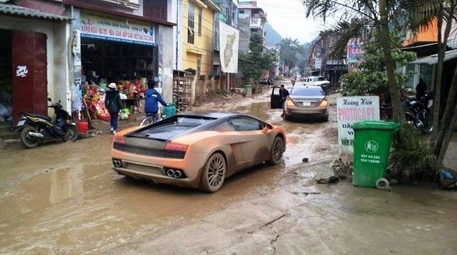 
Lamborghini Gallardo bươn chải trong sình lầy.
