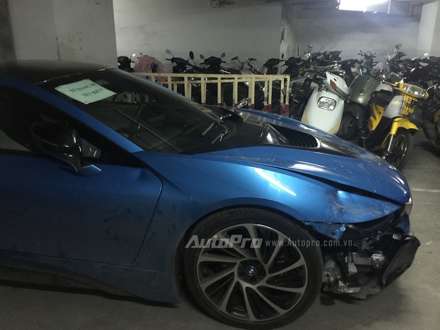 
BMW i8 màu xanh ngọc độc nhất bị đâm vỡ đèn bên phải tại Hà Nội
