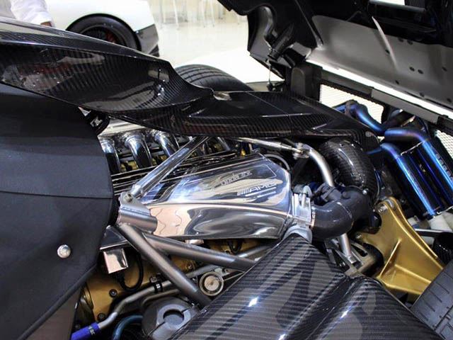 
Pagani Zonda 760 Kiryu sử dụng động cơ V12, dung tích 7.3 lít, tăng áp kép, sản sinh công suất cực đại 760 mã lực. Siêu phầm hàng độc mất khoảng 3 giây để tăng tốc lên 100 km/h từ vị trí xuất phát.
