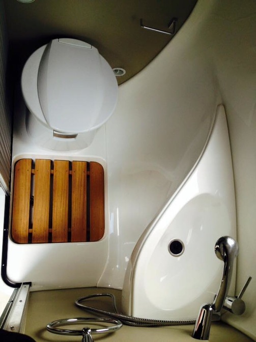 “Nhà tắm” mini không thực sự thoải mái về không gian nhưng được bài trí sành điệu với các đường cong và những vật dụng cần thiết cho chủ nhân xe