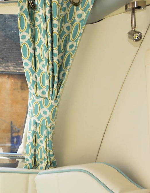 Khách hàng có thể sử dụng mẫu rèm có sẵn của Barefoot hoặc các chất liệu khác tùy sở thích để trang trí “phòng ngủ” trên xe