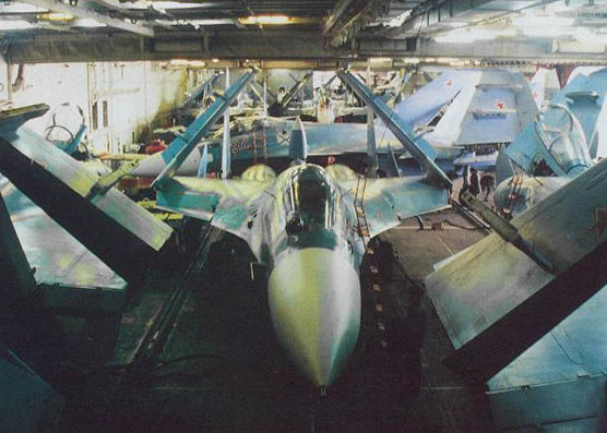 
Máy bay tiêm kích Su-33 trong hangar trên tàu sân bay Kuznetsov của Nga.
