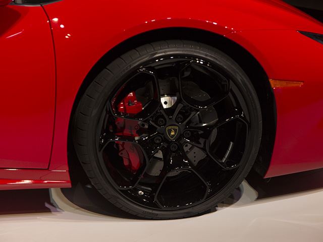 
La-zăng 19 inch đi kèm lốp Pirelli PZero mới mang đến diện mạo thể thao hơn cho siêu phẩm dẫn động cầu sau.
