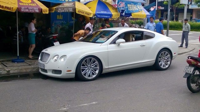 
Bentley Continental GT mới đây bị lực lượng công an Đà Nẵng áp giải về đồn về nghi vấn mượn biển. Ảnh: Minh Đức.
