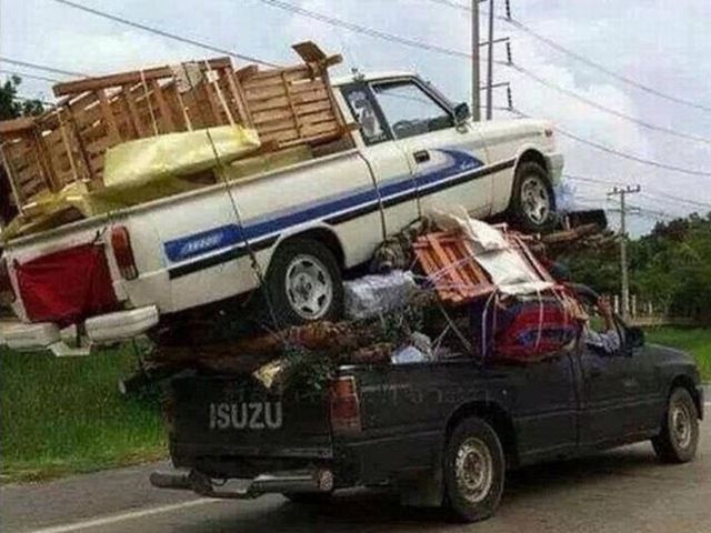 Vừa chở hàng vừa chất thêm một chiếc bán tải cỡ nhỏ quả là tiện lợi.